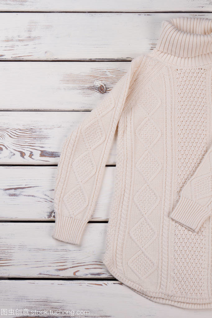 白手針織的外衣