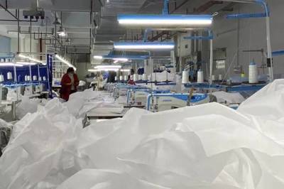 為防疫“轉型”！龍華兩家針織服裝企業緊急轉產防護服